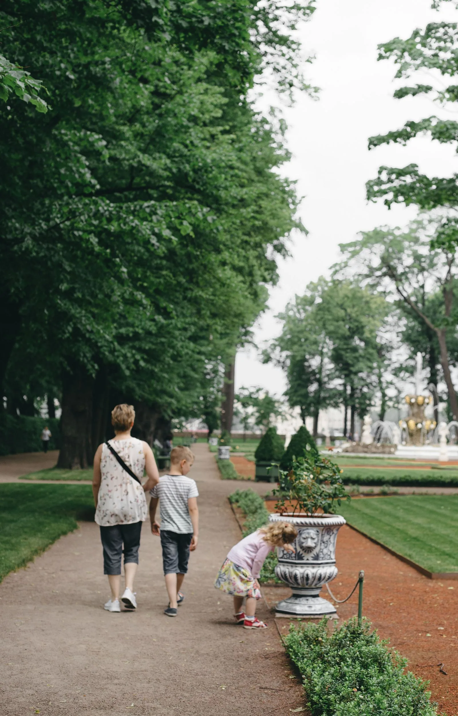 Семейная прогулка по парку в Петербурге. Фото: Мария Ельникова / Pexels.