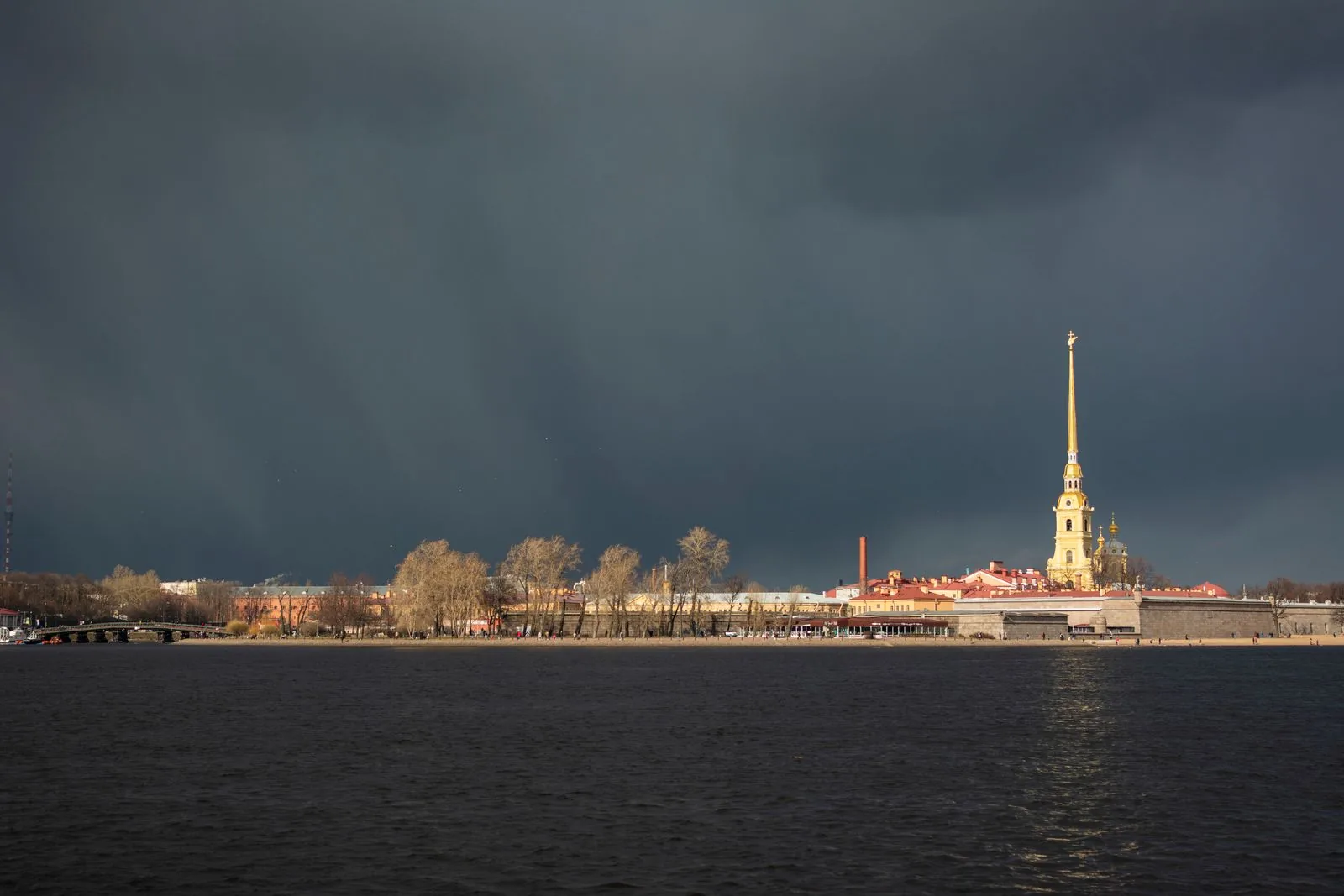 Вид на Петропавловскую крепость с Невы. Фото: Vitali Adutskevich / Pexels.