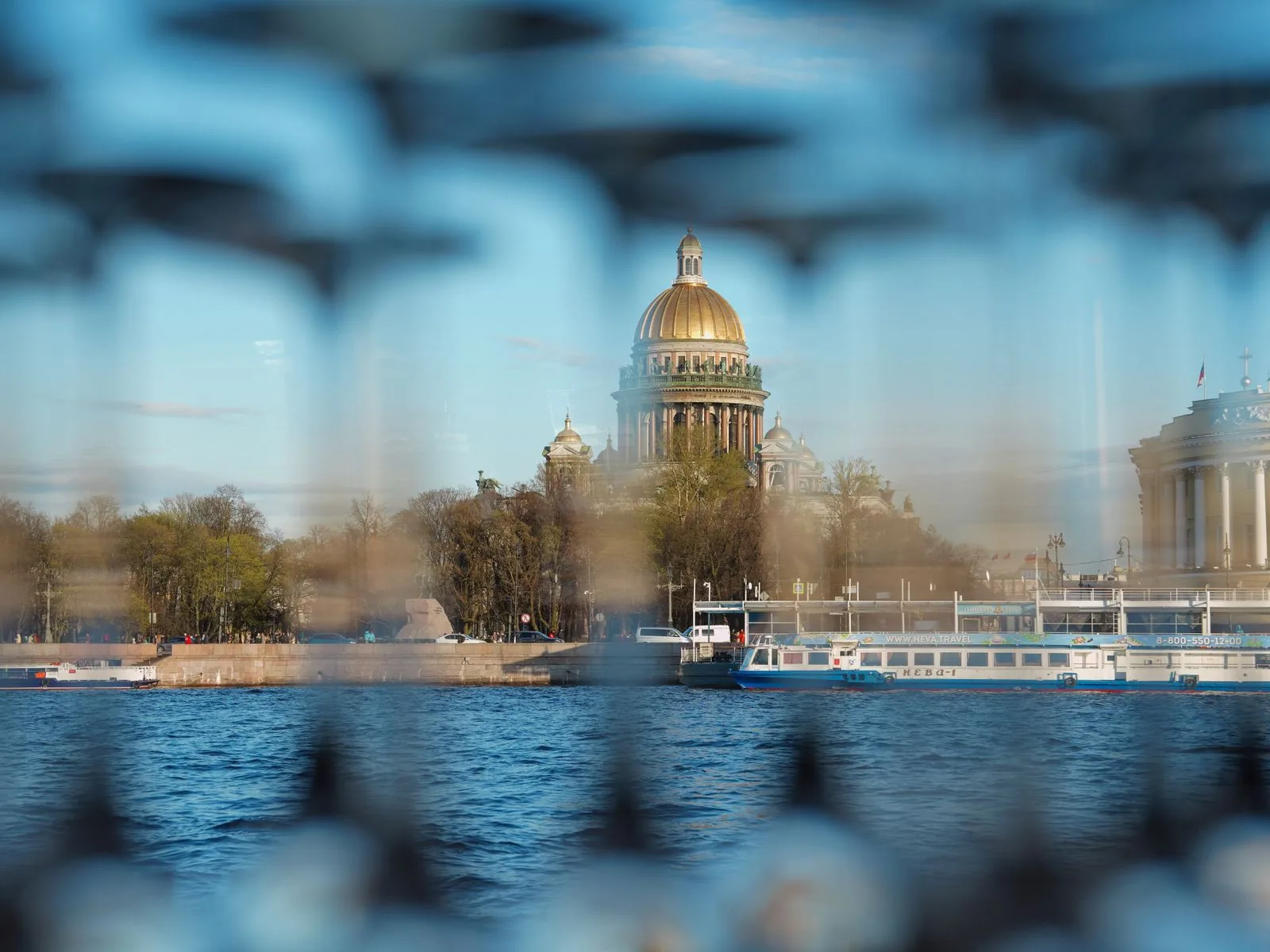 Вид на Исаакиевский собор со стороны Невы. Фото: Nadin Sh / Pexels.